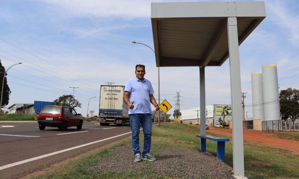 Vereador Betinho contribuiu para conquista de ponto de ônibus na João Arinos. Foto: Assessoria