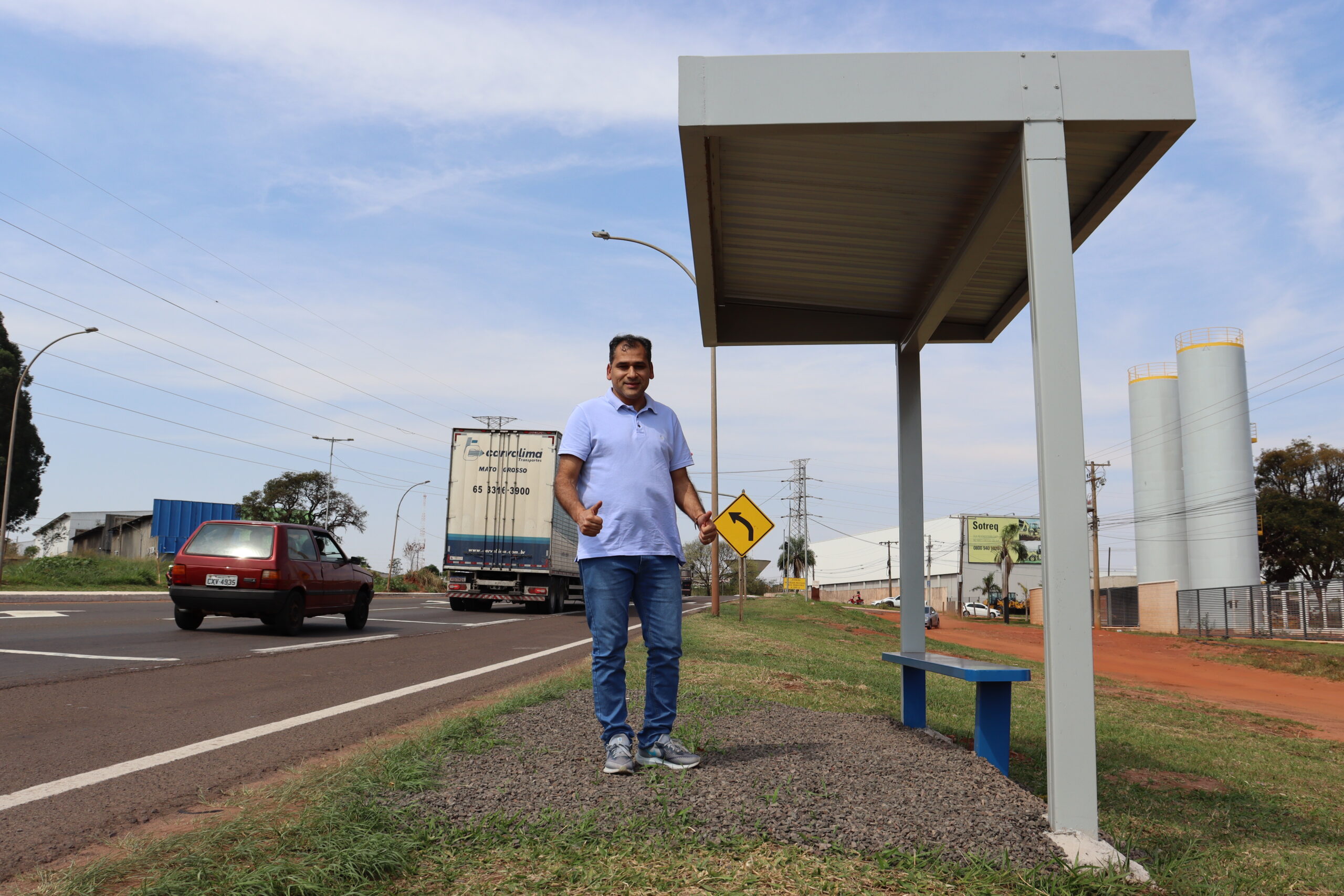 Vereador Betinho contribuiu para conquista de ponto de ônibus na João Arinos. Foto: Assessoria